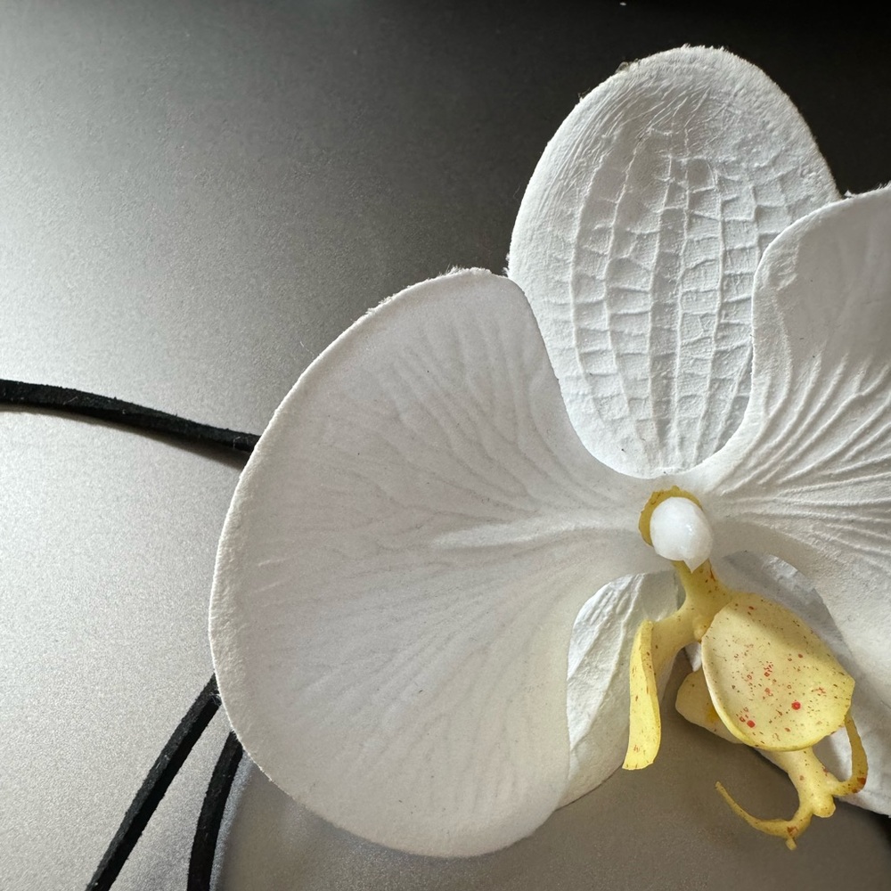 Orchid necklace on leather - Picture 7 of 8